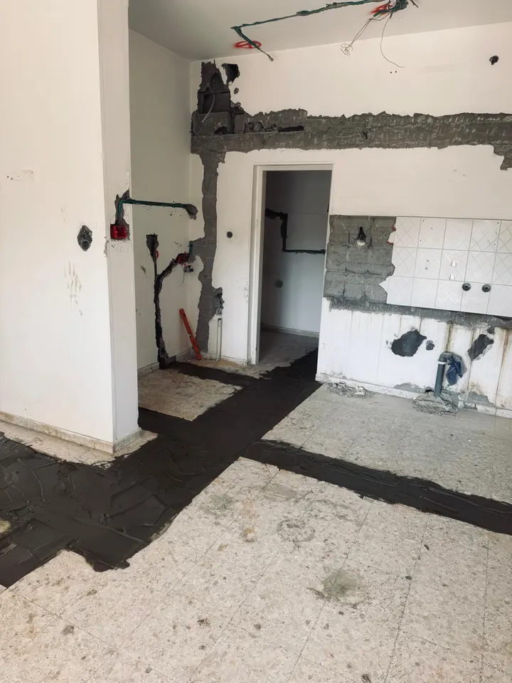 תשתיות חשמל בקירות של דירה בשיפוץ