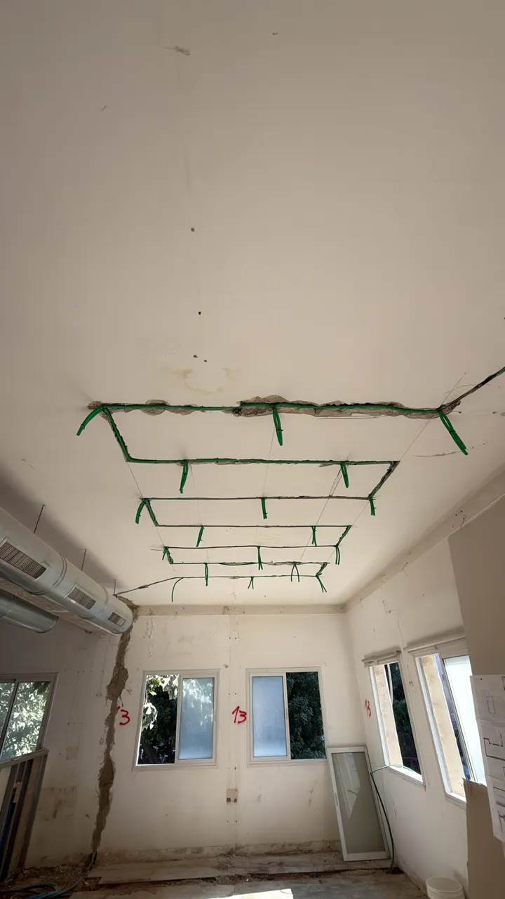 צנרת חשמל בתקרה לנקודות התאורה, לפני הגמר