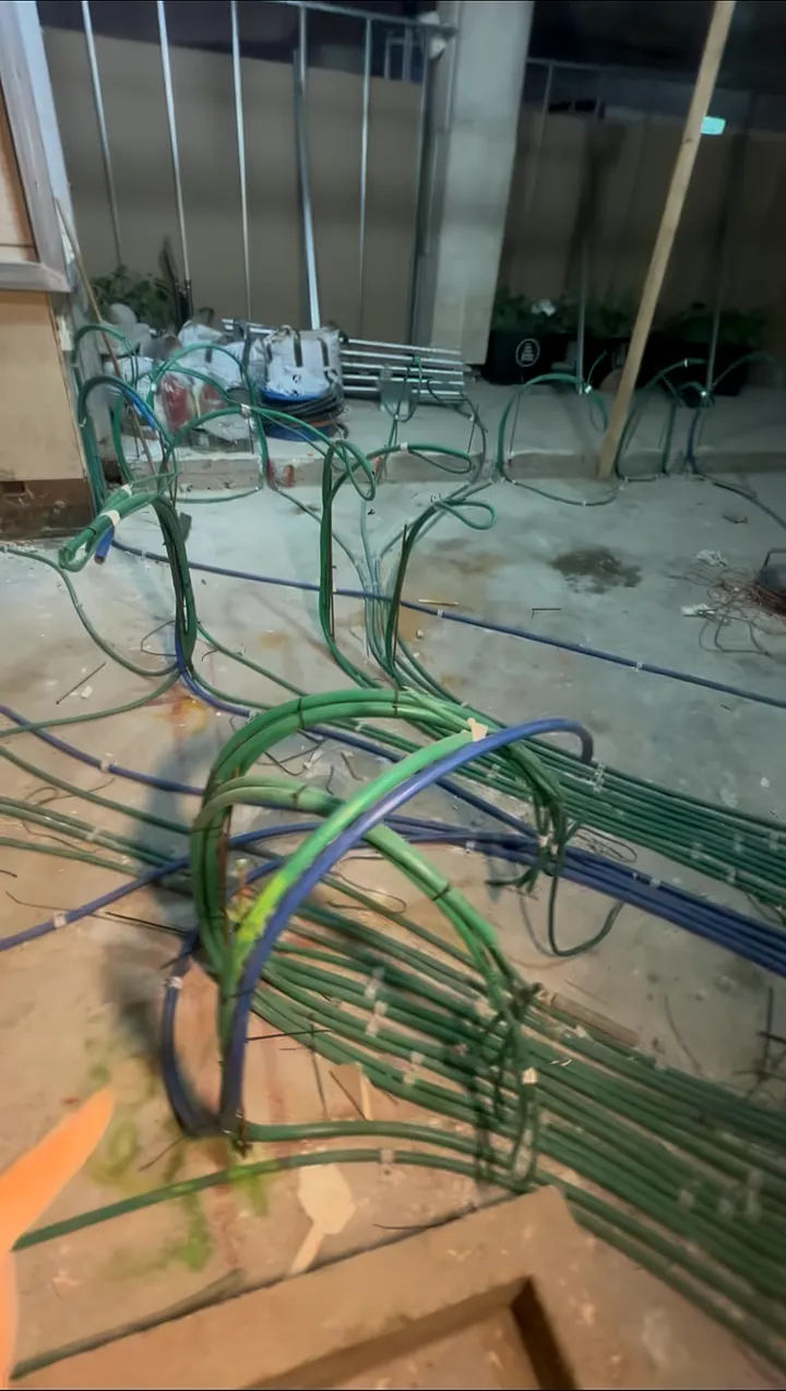 צנרת חשמל מסודרת על הרצפה לפני הגמרים