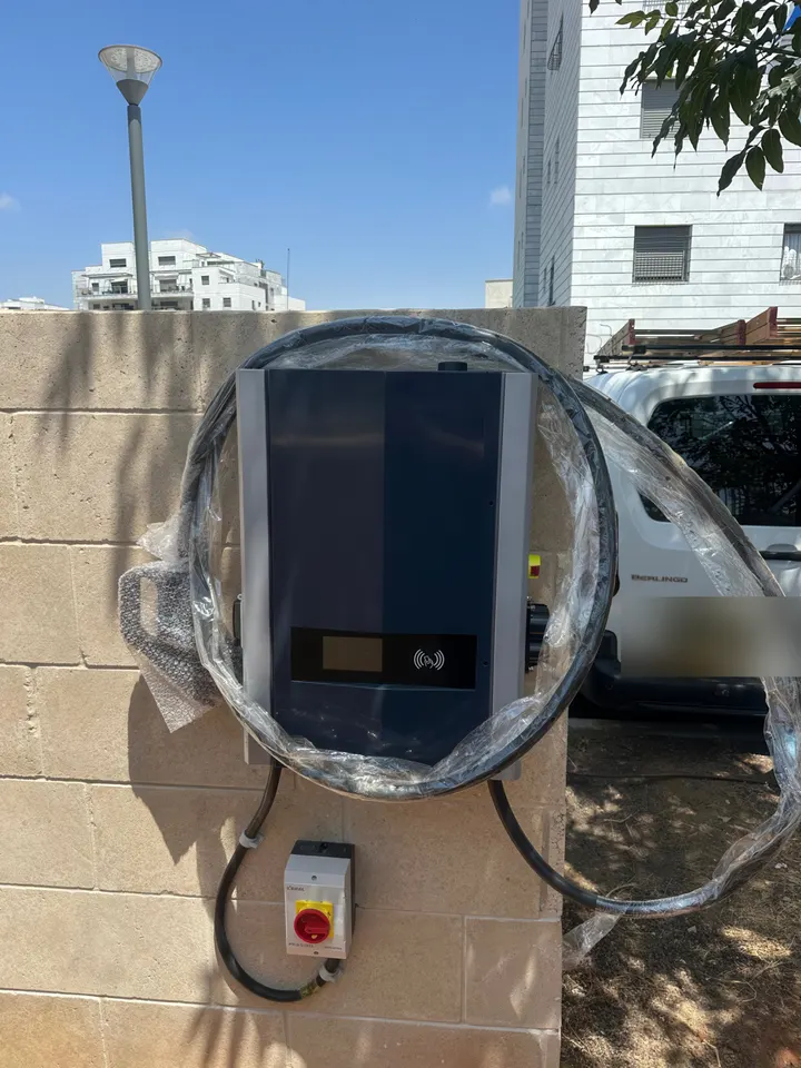 עמדת טעינה מהירה DC לרכב חשמלי שהותקנה על קיר