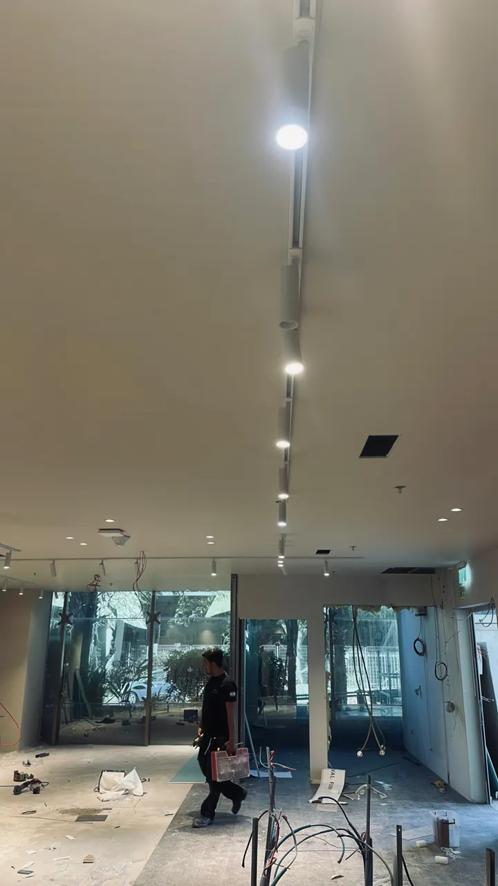 מסילות תאורה וגופי תאורה שהותקנו בתקרת חנות
