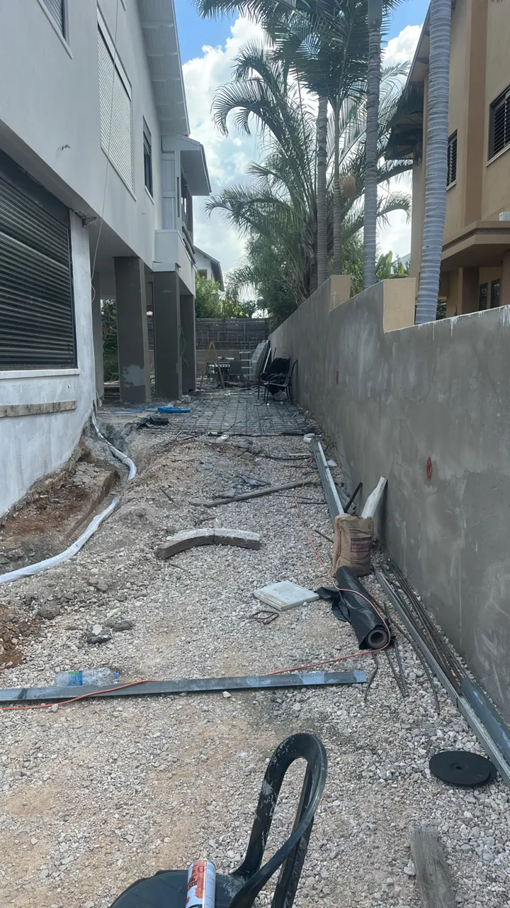 החצר הצדדית של הוילה לפני עבודות החשמל ותאורת החוץ